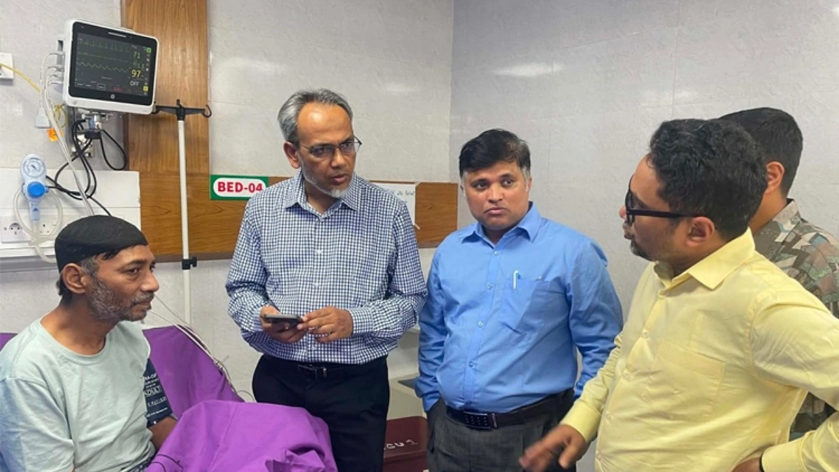 রামিসার বাবাকে দেখতে হাসপাতালে ডা. রফিক