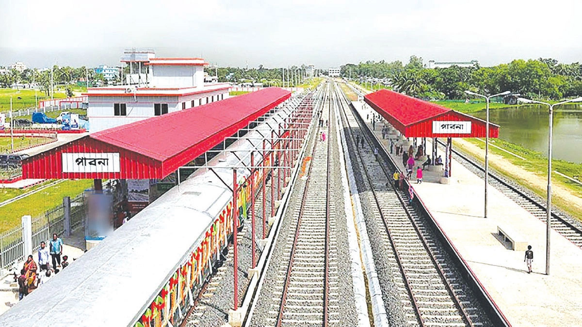 অপরাধীদের দখলে রেলস্টেশন