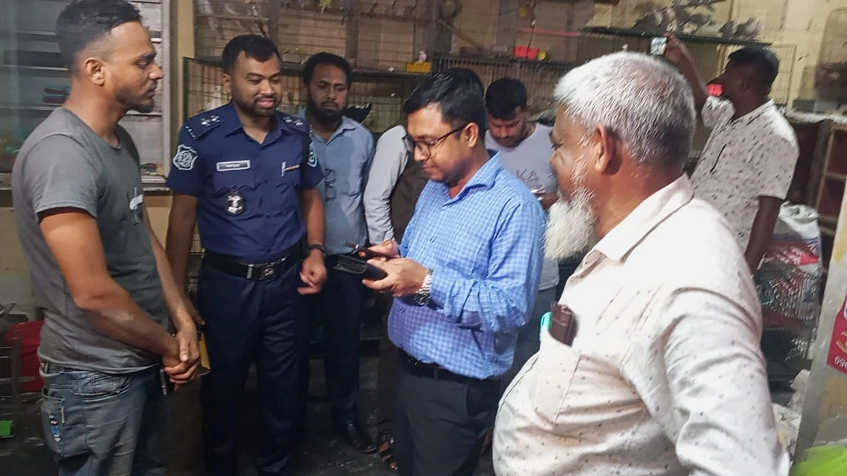 ময়না-টিয়া বিক্রির দায়ে ব্যবসায়ীর জরিমানা