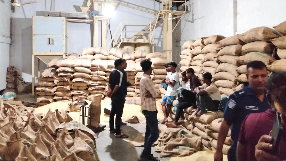 ৩৩ টন সরকারি চাল জব্দ, গুদামমালিক আটক