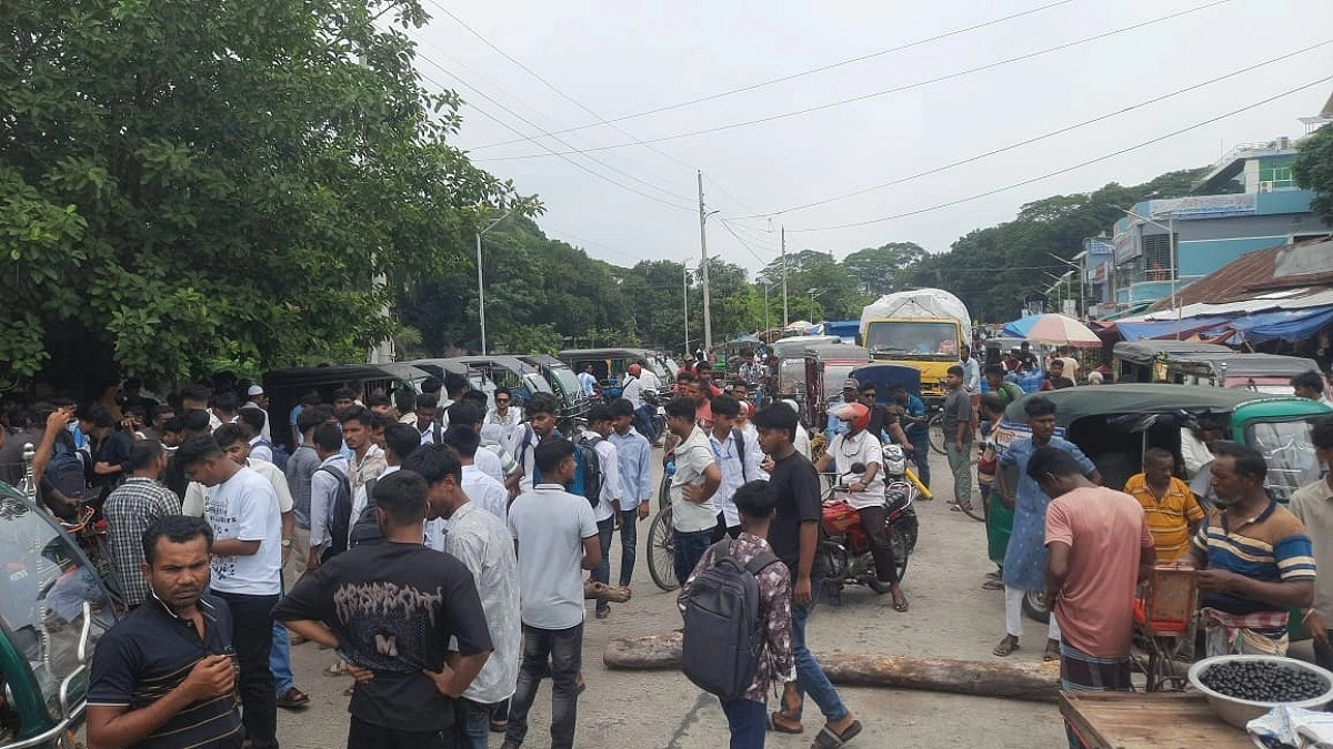 কেন্দ্র পরিবর্তনের দাবিতে টুঙ্গিপাড়ায় এইচএসসি পরীক্ষার্থীদের সড়ক অবরোধ