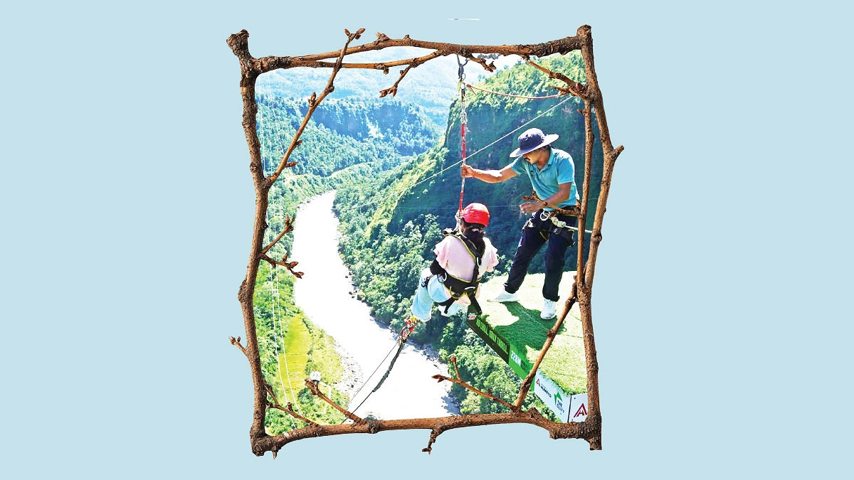 আকাশছোঁয়া দোলনায় রোমাঞ্চ
