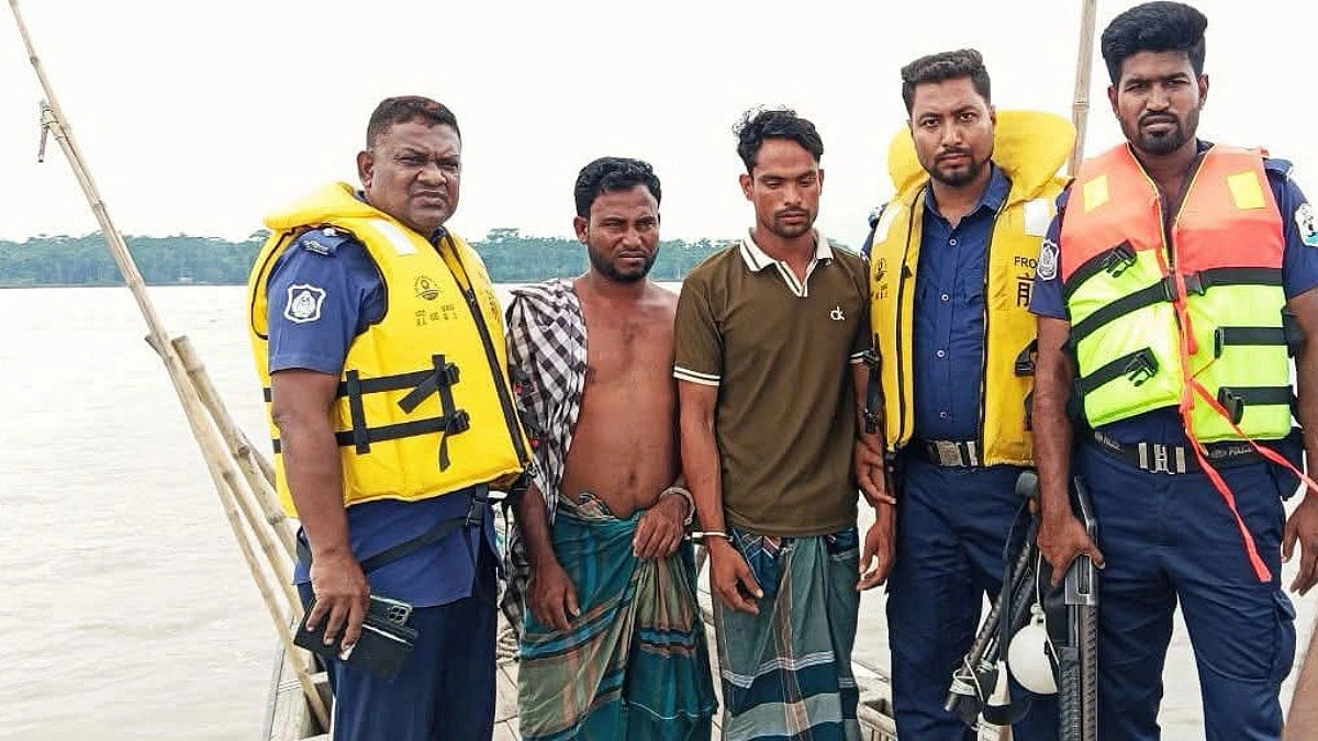 ইলিশা নদীতে বাল্কহেড থামিয়ে চাঁদাবাজি, হাতেনাতে আটক দুজন