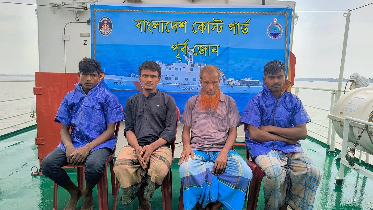 গভীর সমুদ্রে দুই দিন ভাসতে থাকা ৪ জেলে উদ্ধার