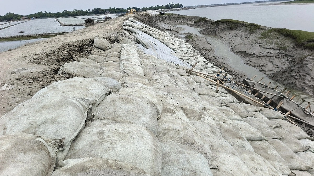 সংস্কারের মধ্যেই পানি রক্ষা বাঁধে ধস