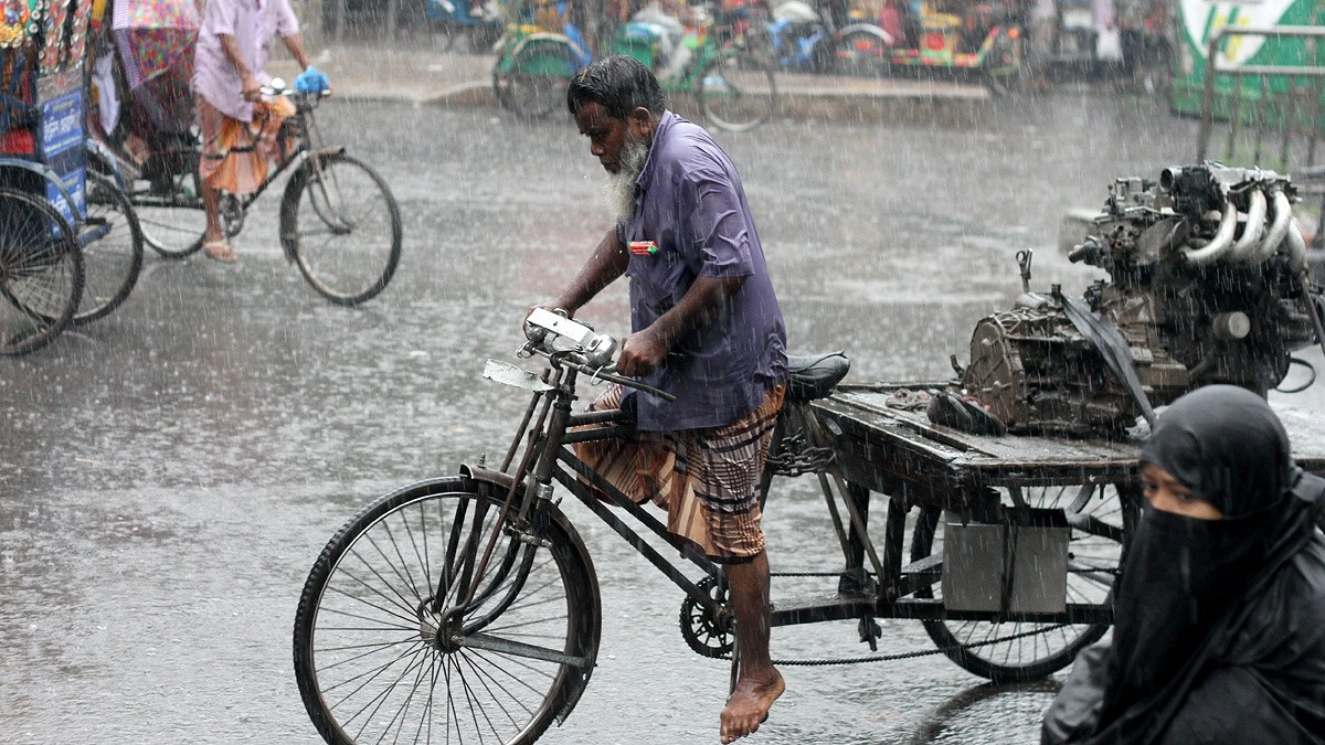 ভ্যান নিয়ে নিরাপদ আশ্রয়ে যাচ্ছেন এক ভ্যানচালক।