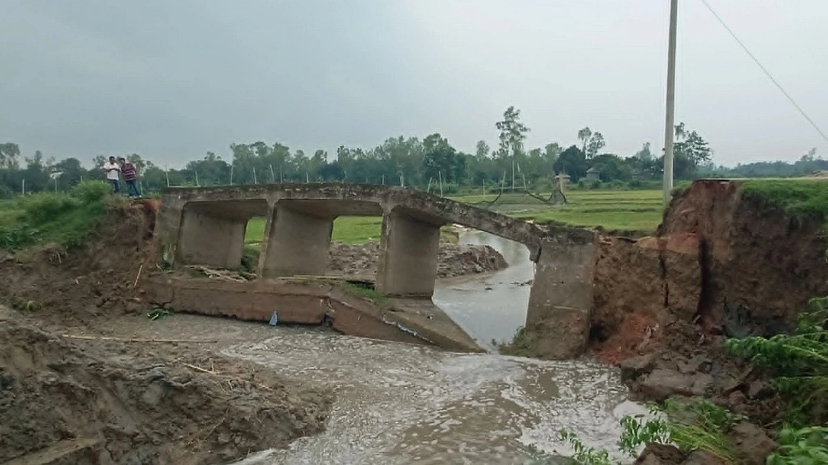 পানির স্রোতে দেবে গেছে সেতু, চলাচল বন্ধ দুই ইউনিয়নে