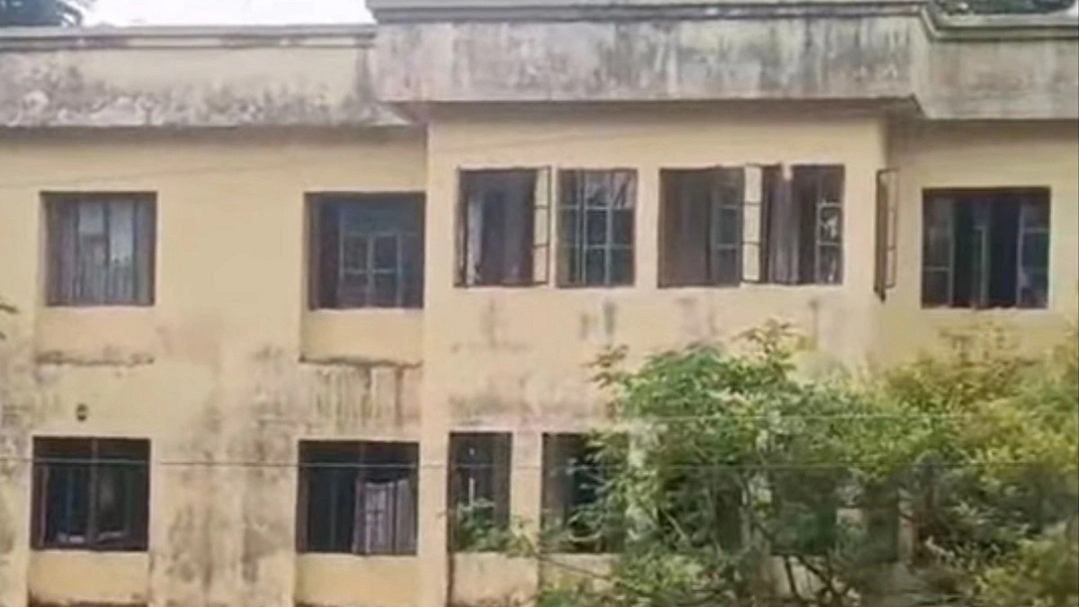 তালাবদ্ধ স্বাস্থ্যকেন্দ্র, সেবাবঞ্চিত চরফ্যাশনের মানুষ