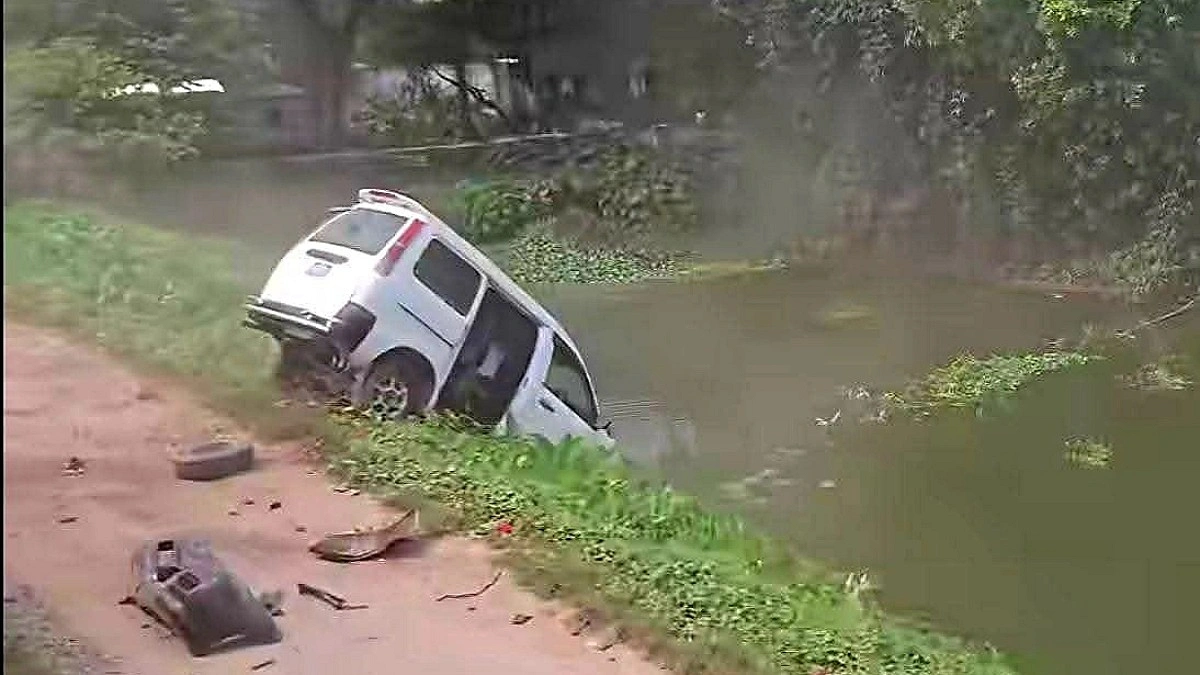 রেললাইনে আটকে গেল মাইক্রোবাস, ট্রেনের ধাক্কায় পড়ল খাদে