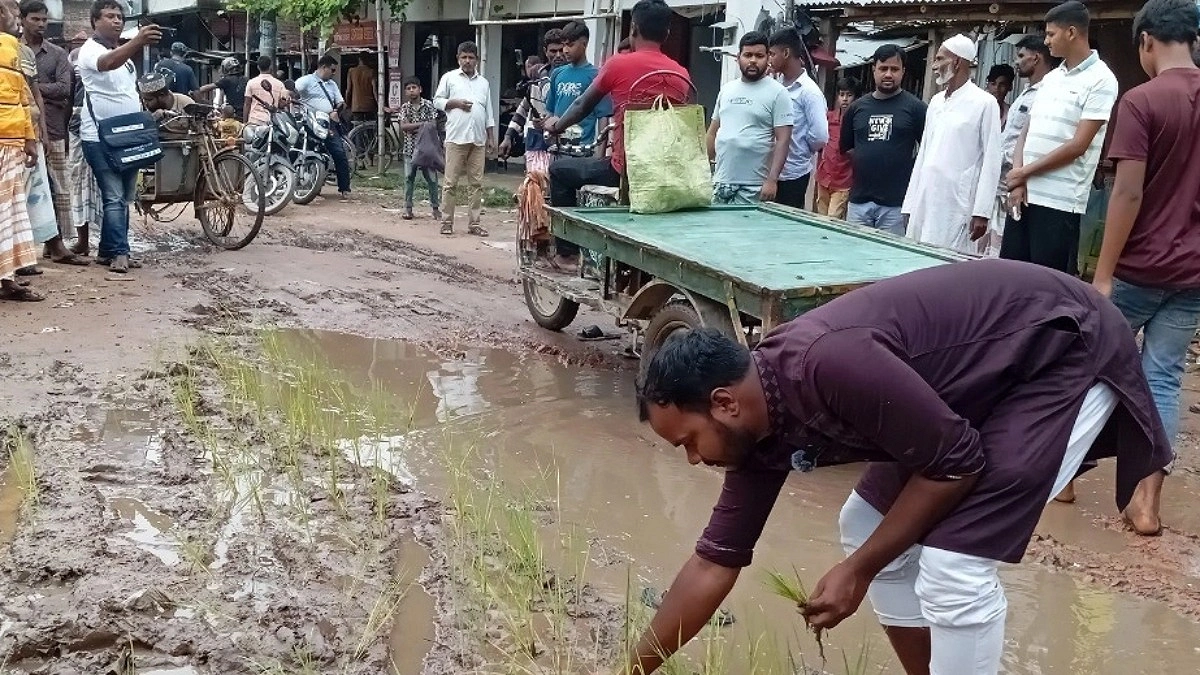 ‘চাঁদা লাগলে চাঁদা নে, তবুও রাস্তা করে দে’ স্লোগানে প্রতিবাদ