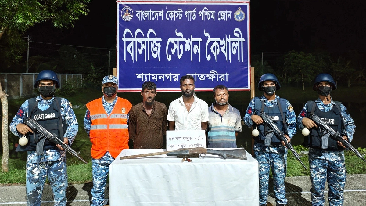 সুন্দরবনে অস্ত্রসহ জোনাব বাহিনীর তিন সদস্য আটক