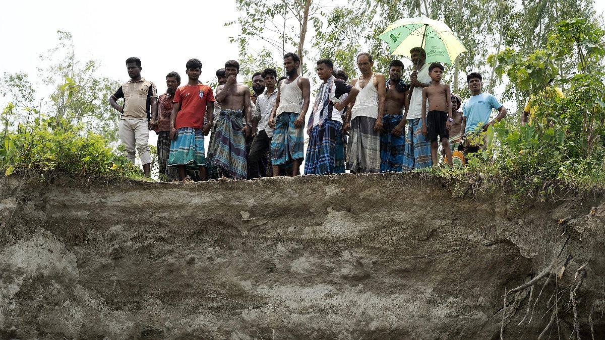 চোখের সামনেই বিলীন বসতবাড়ি-কৃষিজমি