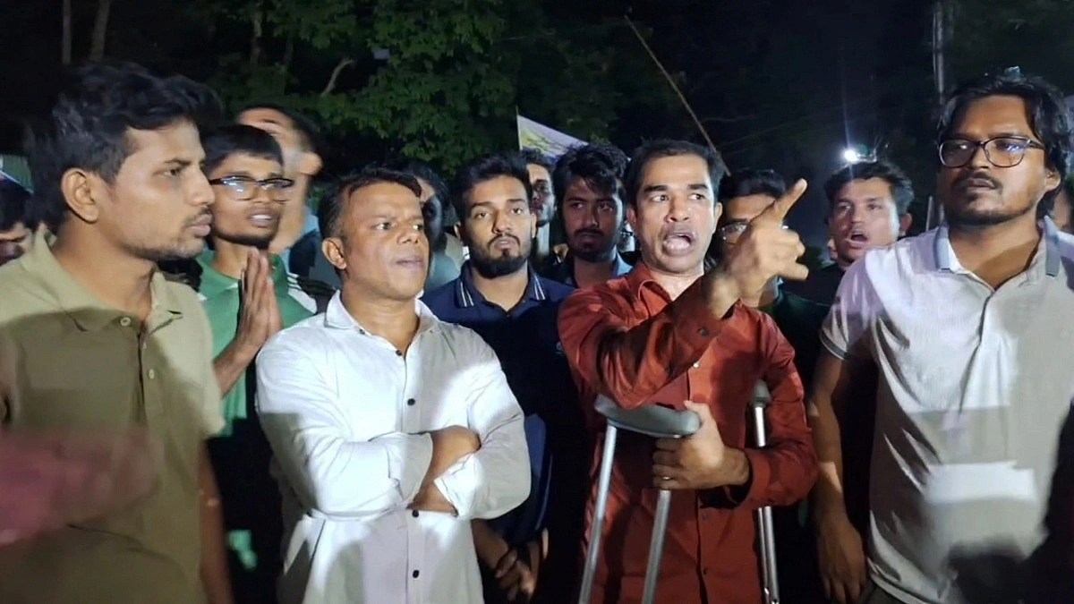 গভীর রাতে চবিতে ছাত্রদল-শিবিরের পাল্টাপাল্টি মিছিল