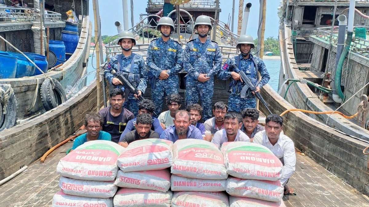 সেন্টমার্টিনের কাছে সিমেন্ট পাচারচেষ্টায় আটক ৫২