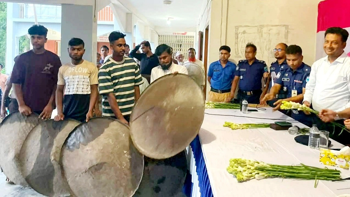সালথায় স্থানীয়দের অস্ত্র জমা, ফুল দিয়ে বরণ করল প্রশাসন