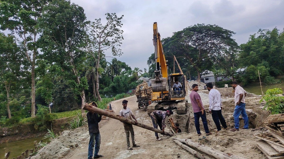 নদী নেই খাল নেই, তবুও ১২ কোটি টাকায় হচ্ছে সেতু!