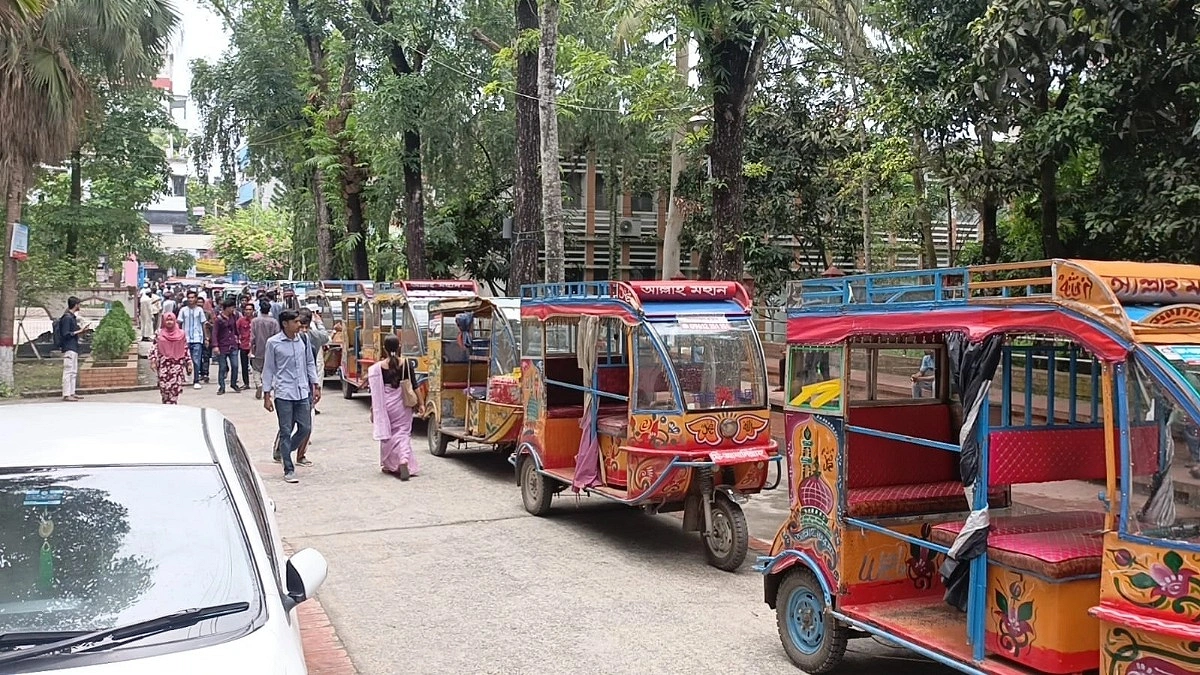 ‘ভাড়া নৈরাজ্য’, ২ শতাধিক থ্রি হুইলার আটক শিক্ষার্থীদের
