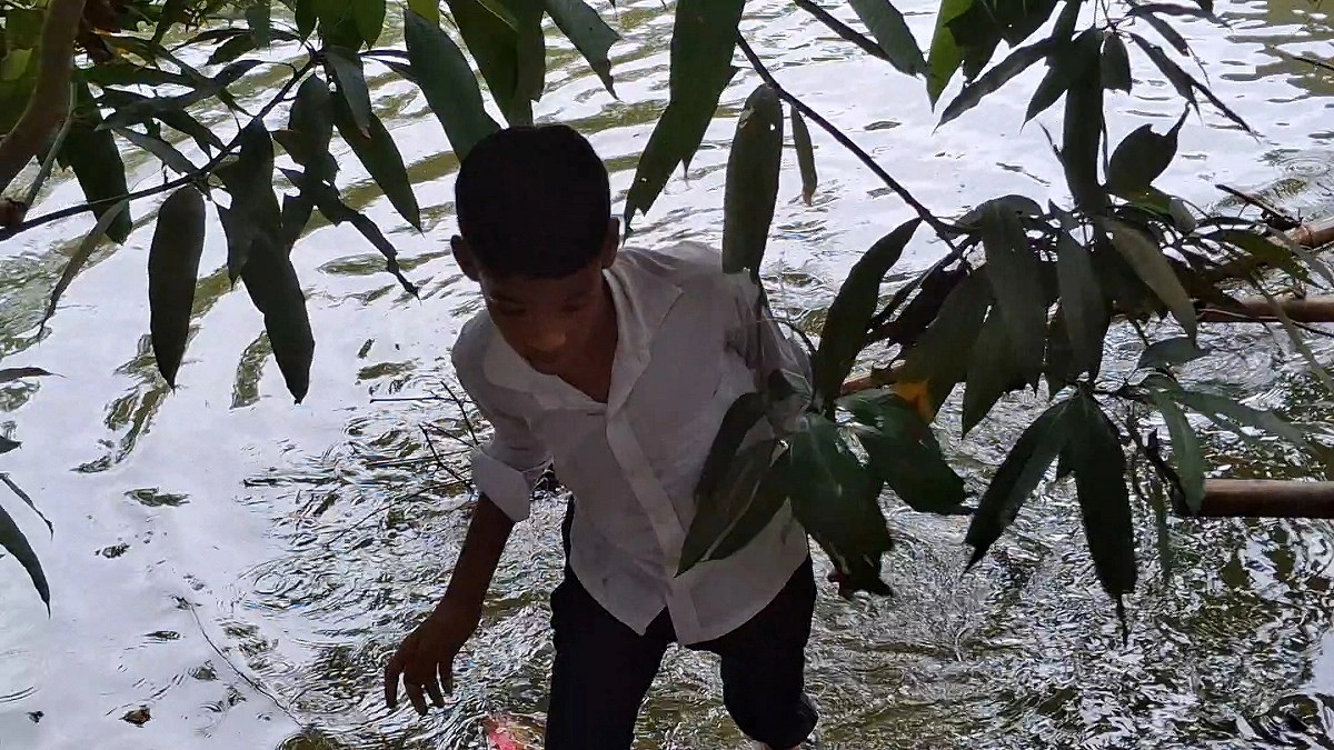 রাস্তা বন্ধ, ঘরে যেতে হয় পুকুর সাঁতরে