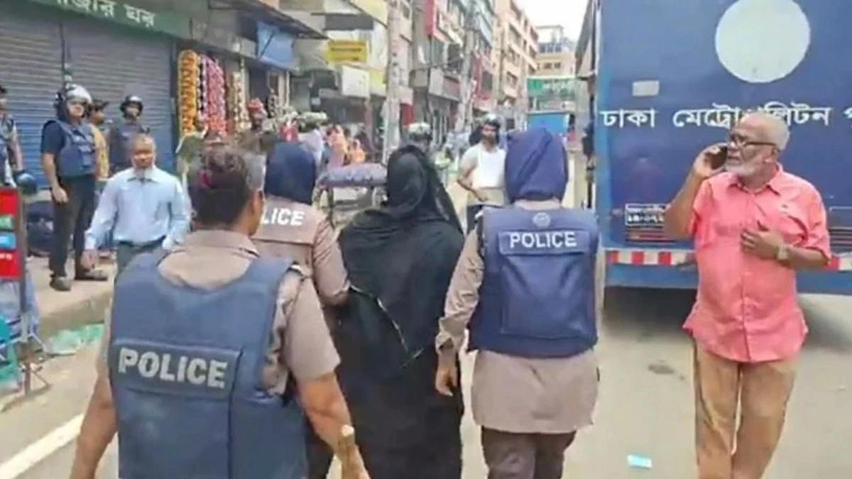 পুলিশ-শ্রমিক পাল্টাপাল্টি ধাওয়া