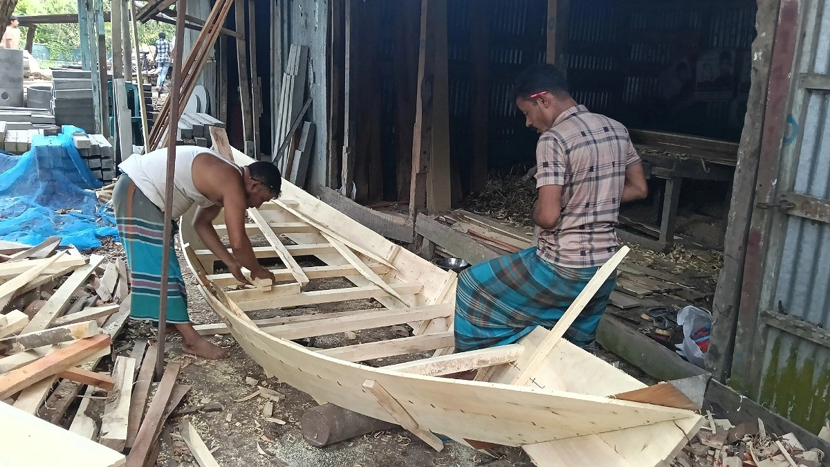 বর্ষা এলেই ব্যস্ত নৌকার কারিগরদের স্বপ্নঘর