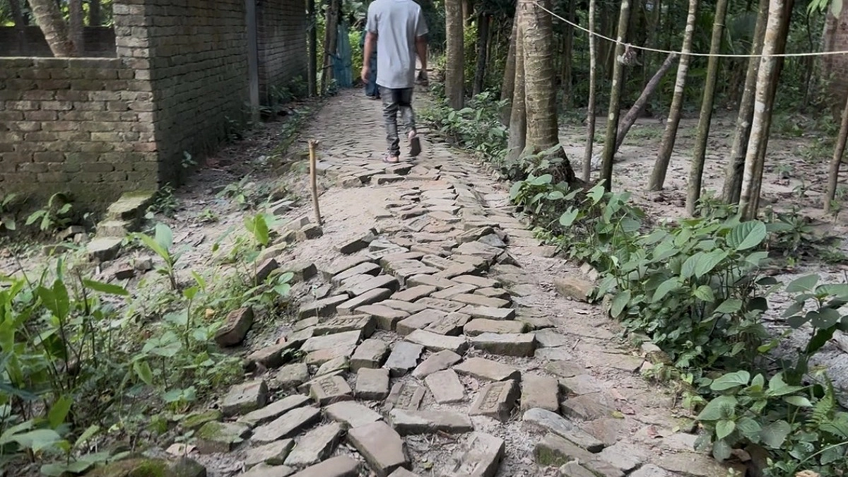 খানাখন্দে ভরা সড়ক, পৌঁছায় না জরুরি সেবাও