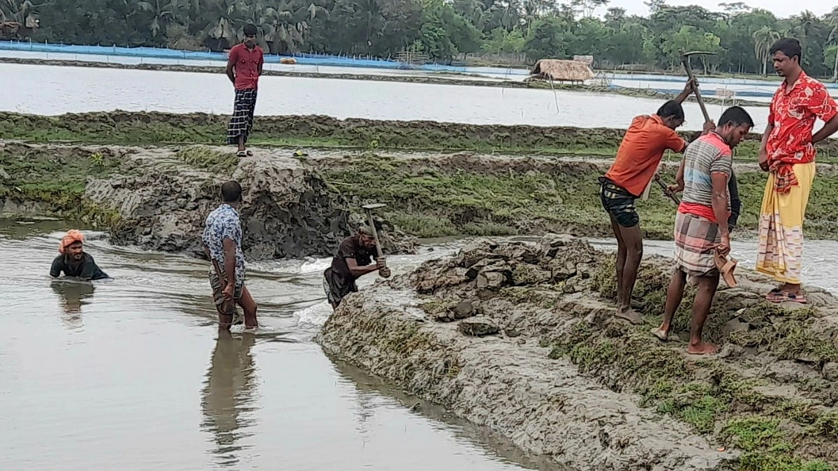 প্রতিমন্ত্রীর নির্দেশে রামপালে সরকারি খালের অবৈধ বাঁধ অপসারণ