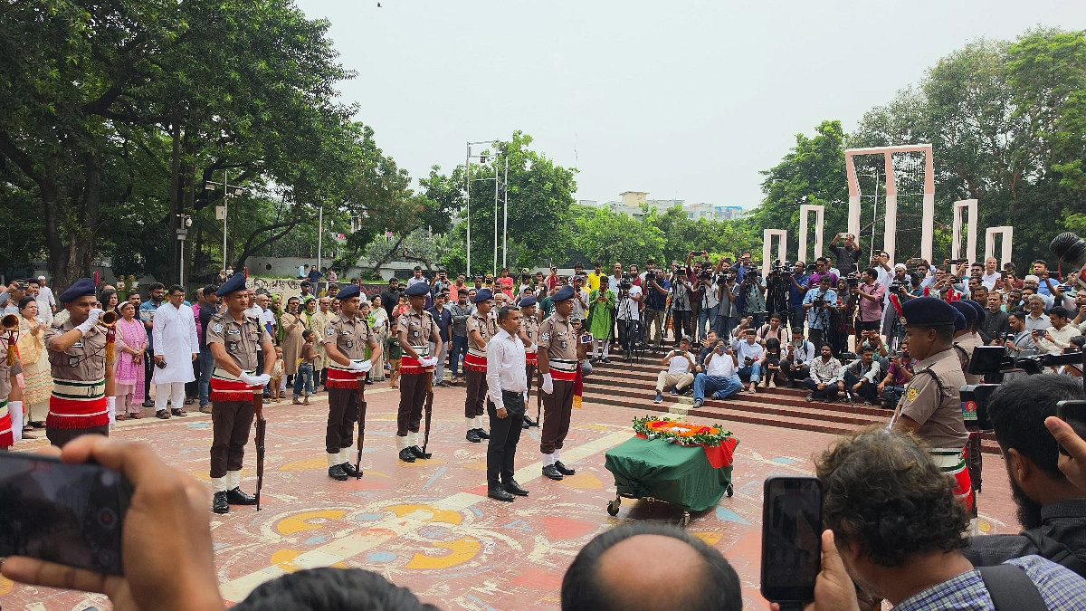 মুস্তাফা মনোয়ারকে গার্ড অব অনার, স্মৃতি-শ্রদ্ধায় শেষ যাত্রা