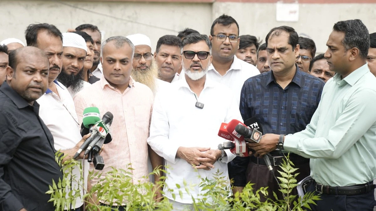 হাটের বর্জ্য সরিয়ে তেজগাঁও মাঠে বৃক্ষরোপণ