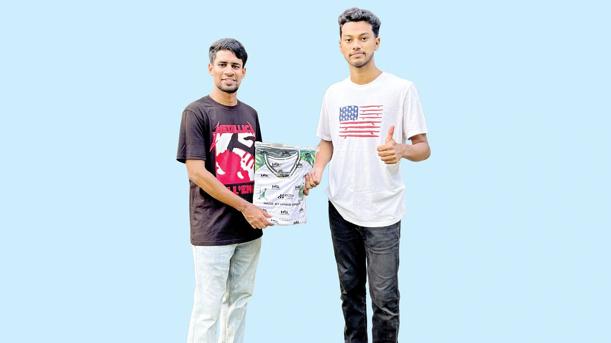 জার্সি বেচে বাড়তি আয়