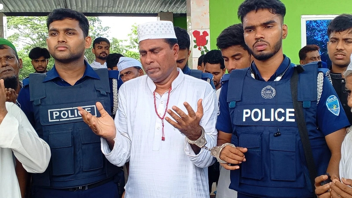 প্যারোলে মুক্তি পেয়ে মায়ের জানাজায় স্বেচ্ছাসেবক লীগ নেতা