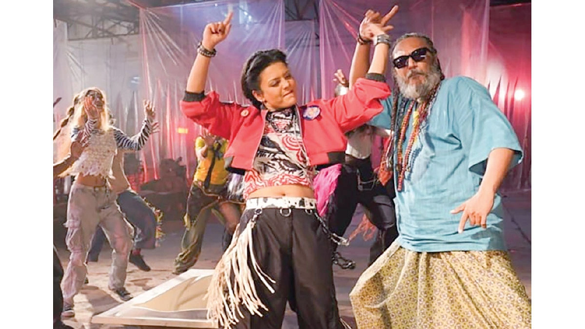 বিশ্বকাপ নিয়ে ‘কাণ্ডারি চল’ এবং ‘মহা ফুটবল ফ্যান’
