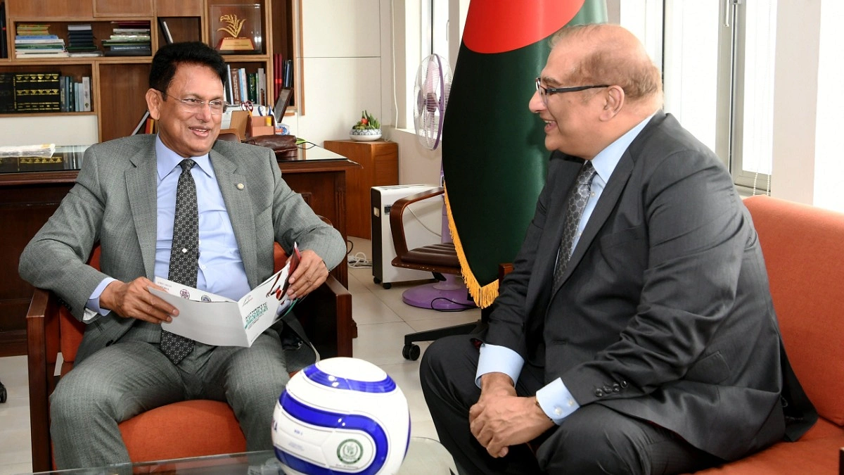 শিক্ষামন্ত্রীকে ১ হাজার ফুটবল দিলেন পাক হাইকমিশনার