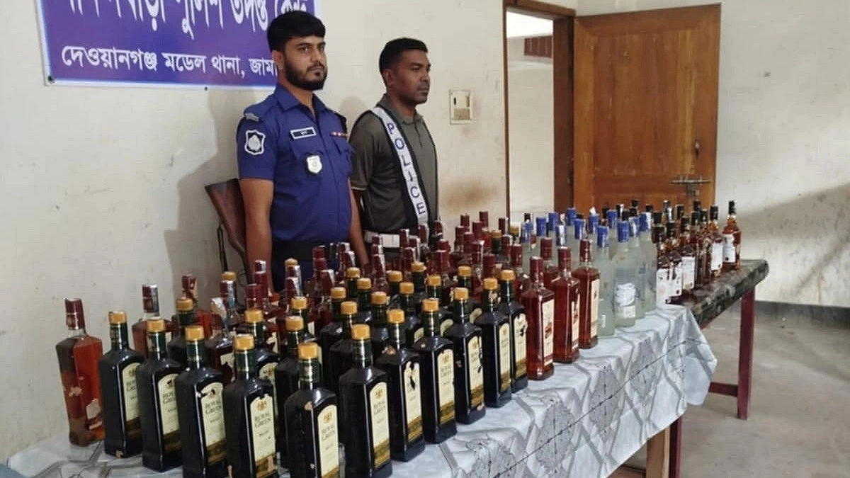 ভুট্টাক্ষেতে পড়ে ছিল ১১০ বোতল ভারতীয় মদ
