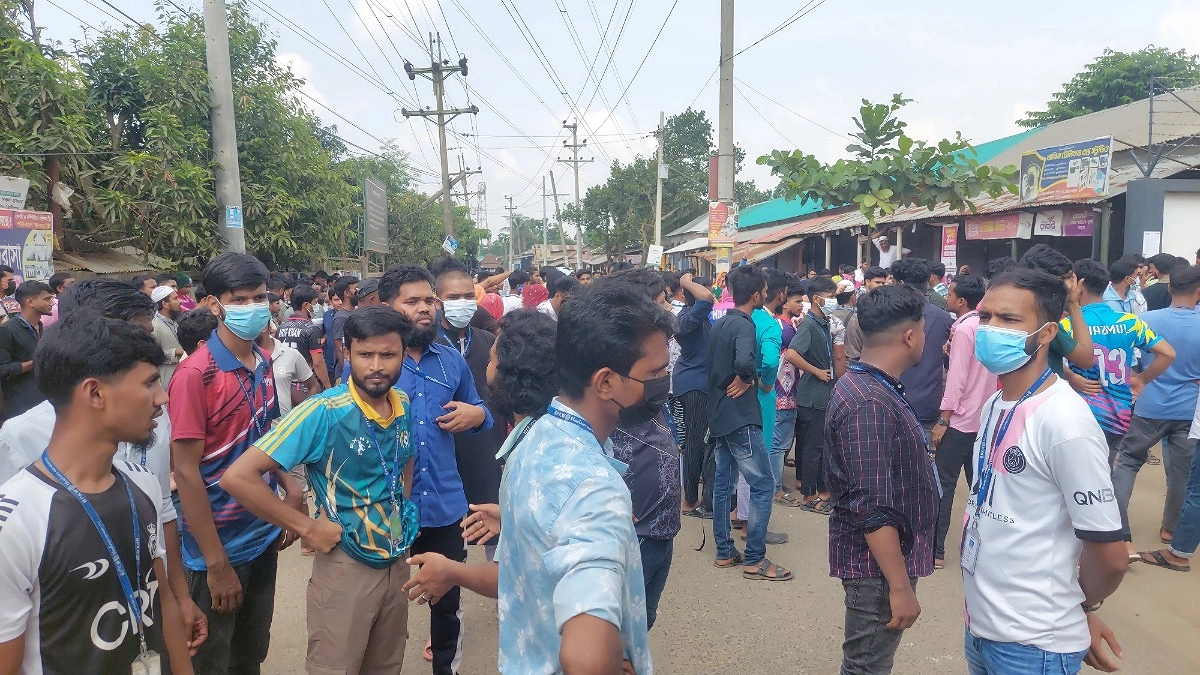 গাজীপুরে শ্রমিকের মৃত্যুর ঘটনায় বিক্ষোভ, পুলিশের টিয়ারশেল নিক্ষেপ