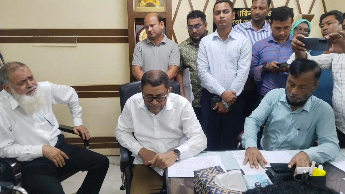 পরিদর্শনে স্বাস্থ্যমন্ত্রী, হাসপাতালের তত্ত্বাবধায়ক প্রত্যাহার ঘিরে উত্তেজনা