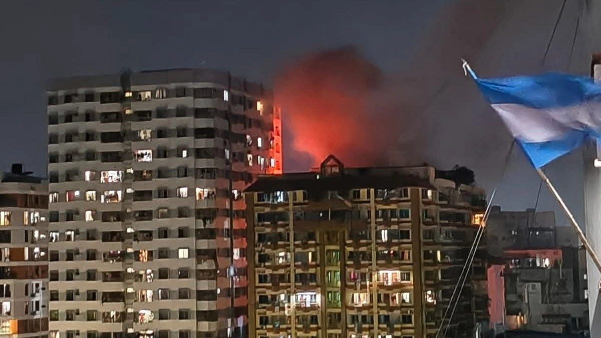 রাজধানীর কাঁটাবনে আবাসিক ভবনে আগুন