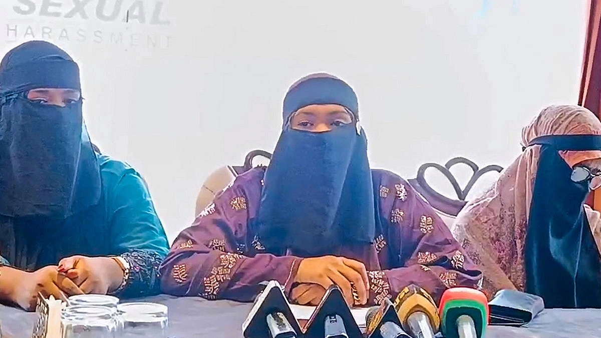 দলের পদ দেওয়ার লোভ দেখিয়ে তরুণীকে মদের বারে নিয়ে হয়রানির অভিযোগ
