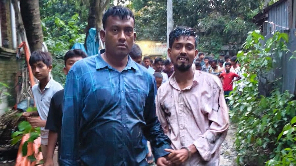 মুন্সিগঞ্জে চোর ধরতে ময়লা পানিতে ঝাঁপ পুলিশের