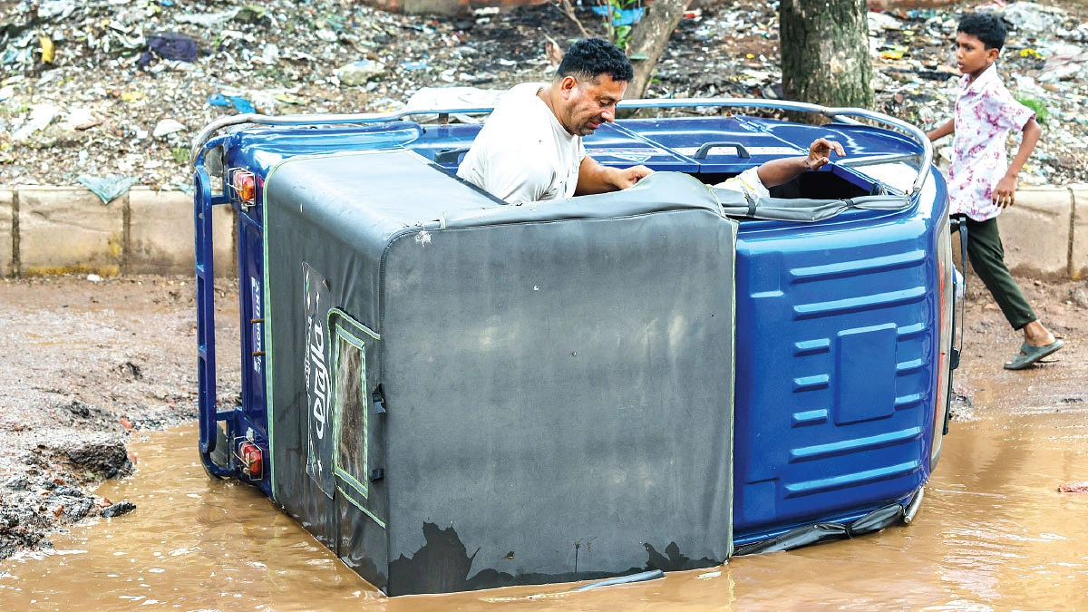 বেহাল সড়কে দুর্ভোগ