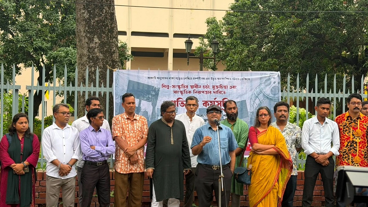 ‘বনলতা এক্সপ্রেস’ প্রদর্শনী বন্ধের প্রতিবাদে ঢাকায় মানববন্ধন