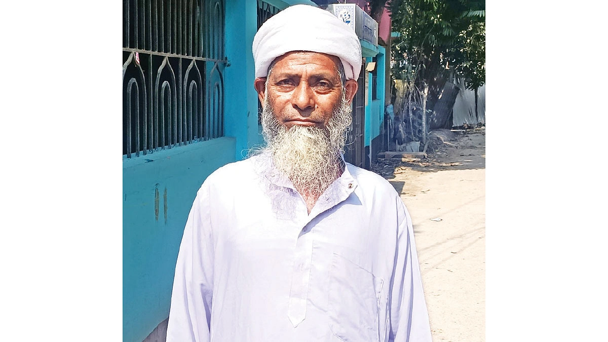 ৬০ বছর ধরে কবর খুঁড়ছেন হাকিম আলী