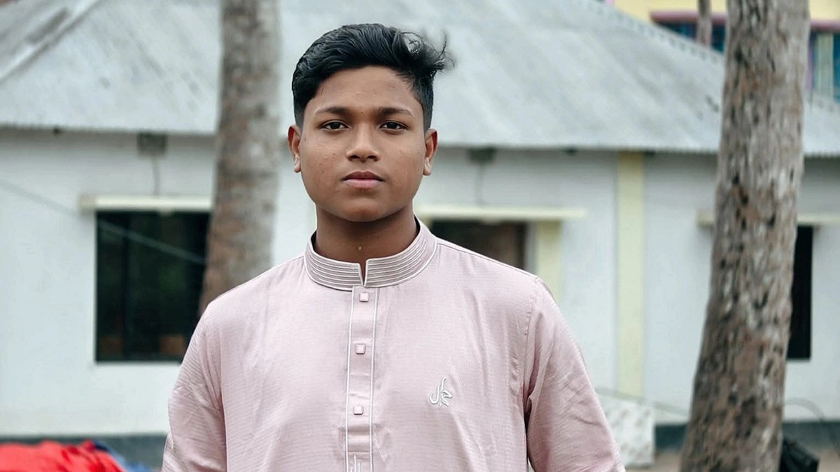 নোয়াখালীতে স্কুলছাত্রকে কুপিয়ে হত্যা
