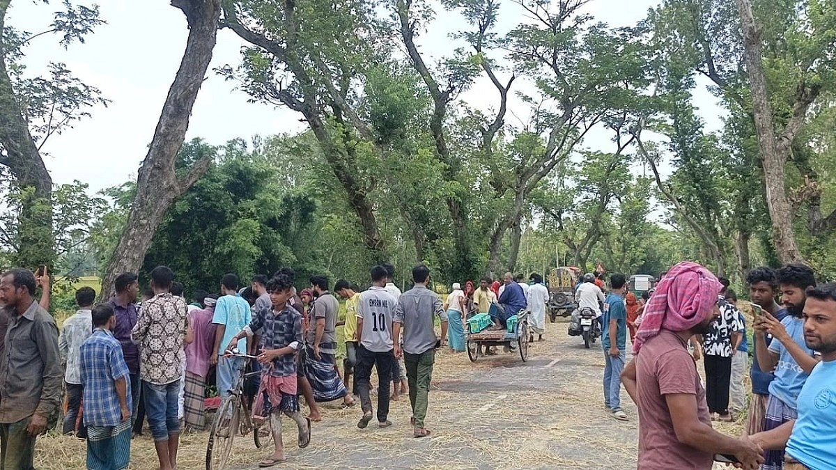 সড়কে শুকাতে দেওয়া খড়ে বাইক পিছলে প্রাণ গেল শ্যালক-দুলাভাইয়ের