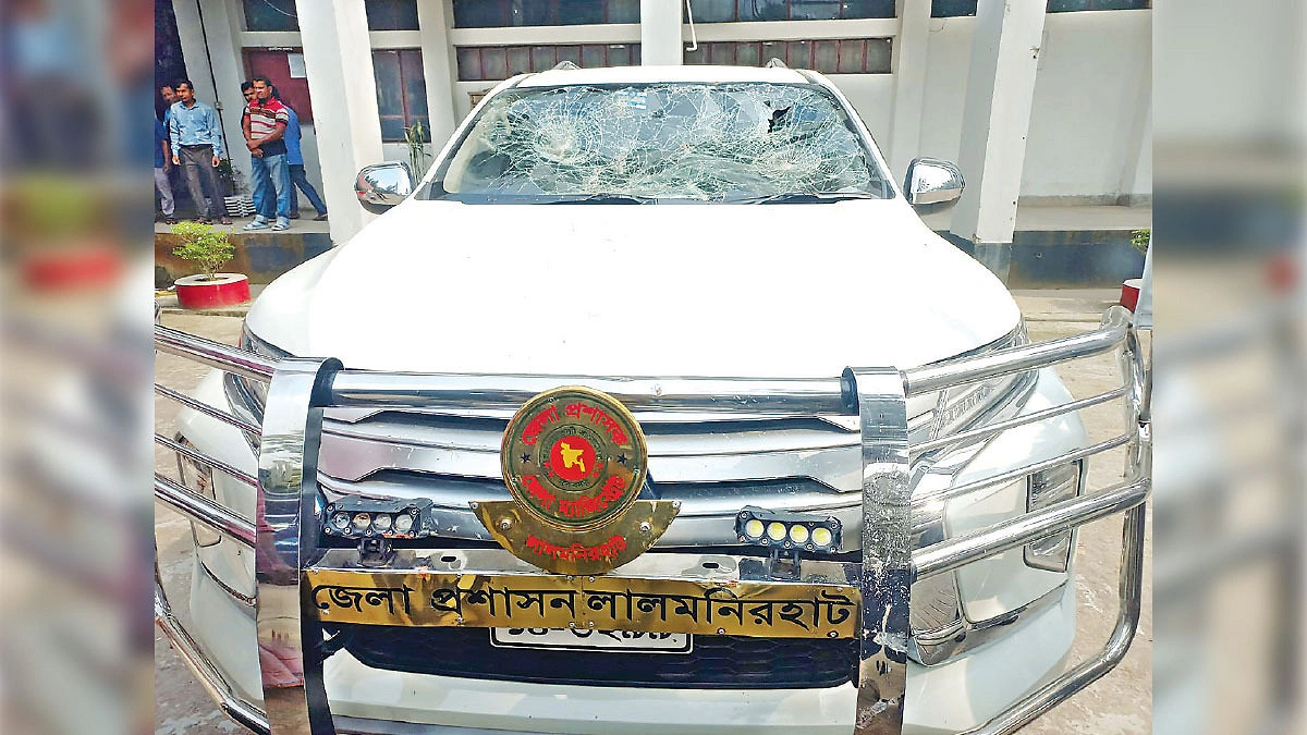 ঢাকায় ওসিকে কোপ, লালমনিরহাটে এসপি ডিসির গাড়িতে হামলা
