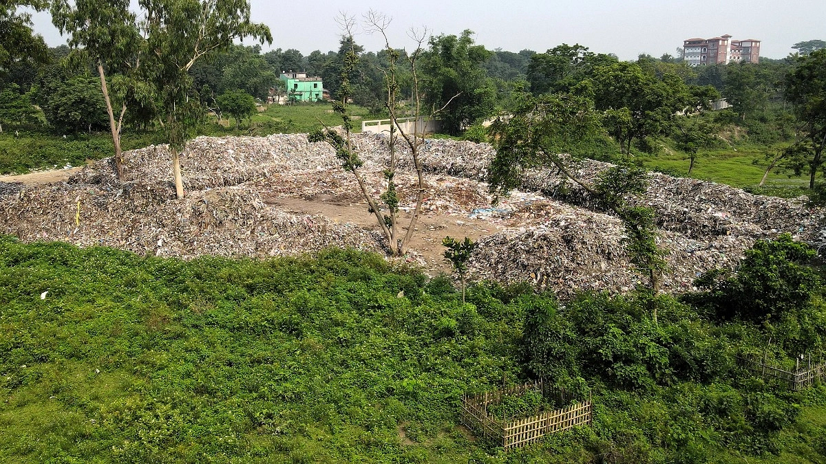 পীরগঞ্জে কবরস্থানে পৌরসভার বর্জ্য, ক্ষুব্ধ এলাকাবাসী