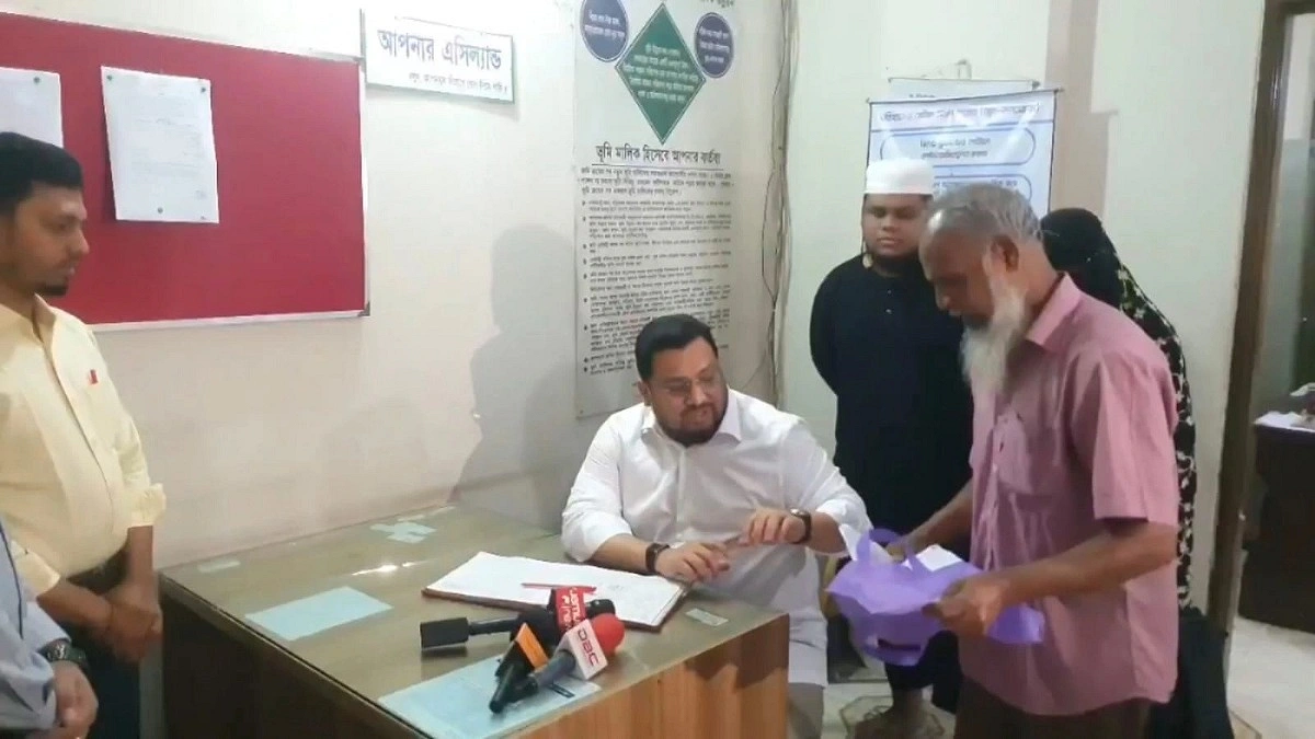 হঠাৎ রাজস্ব সার্কেল অফিসে ভূমি প্রতিমন্ত্রী, পেলেন অনিয়ম
