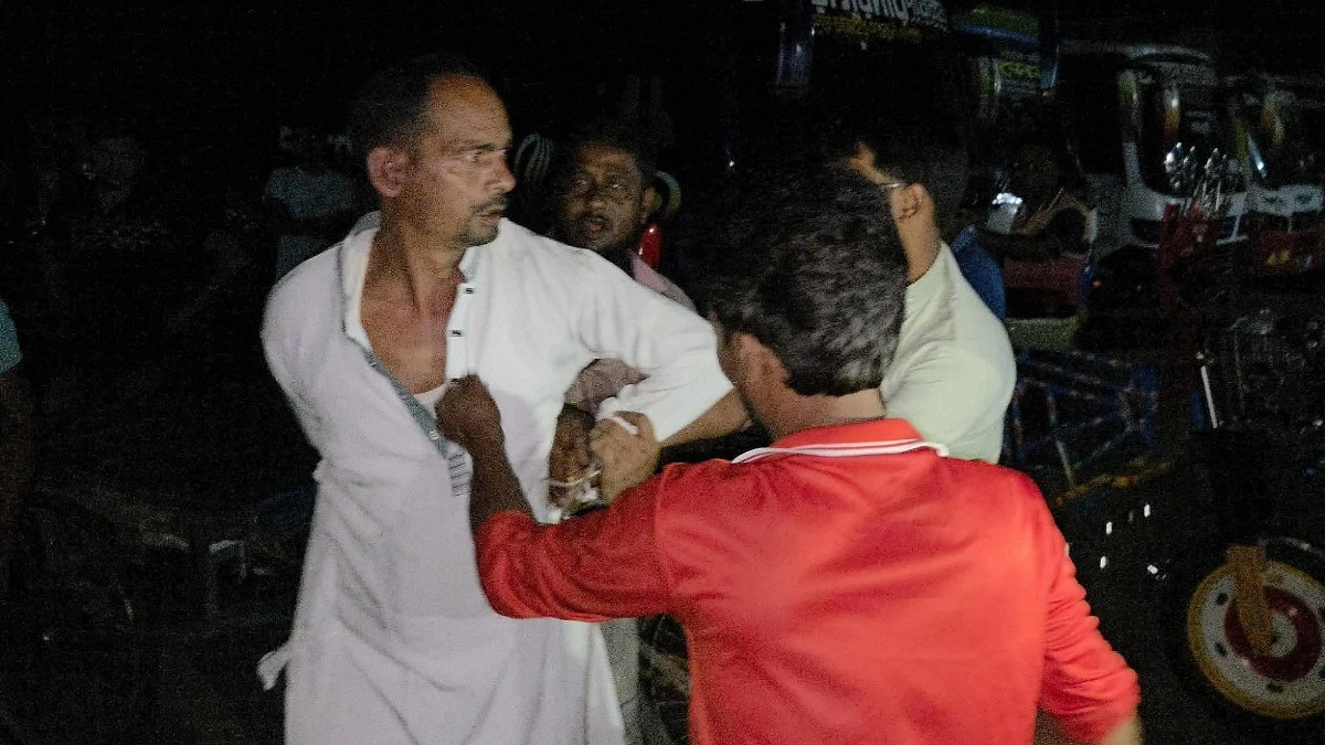 বিএনপি নেতাকে পুলিশে সোপর্দ, স্ত্রী বললেন ‘আমার স্বামী প্রতারক সবাই জানে’