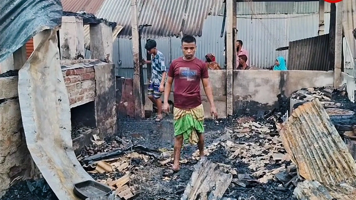 রৌমারীর সায়দাবাদ বাজারে আগুনে পুড়ল ৯ দোকান