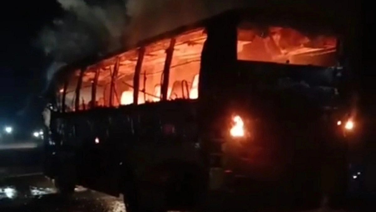 মৃত্যুর গুজবে বাসে আগুন, এক ঘণ্টা বন্ধ যান চলাচল