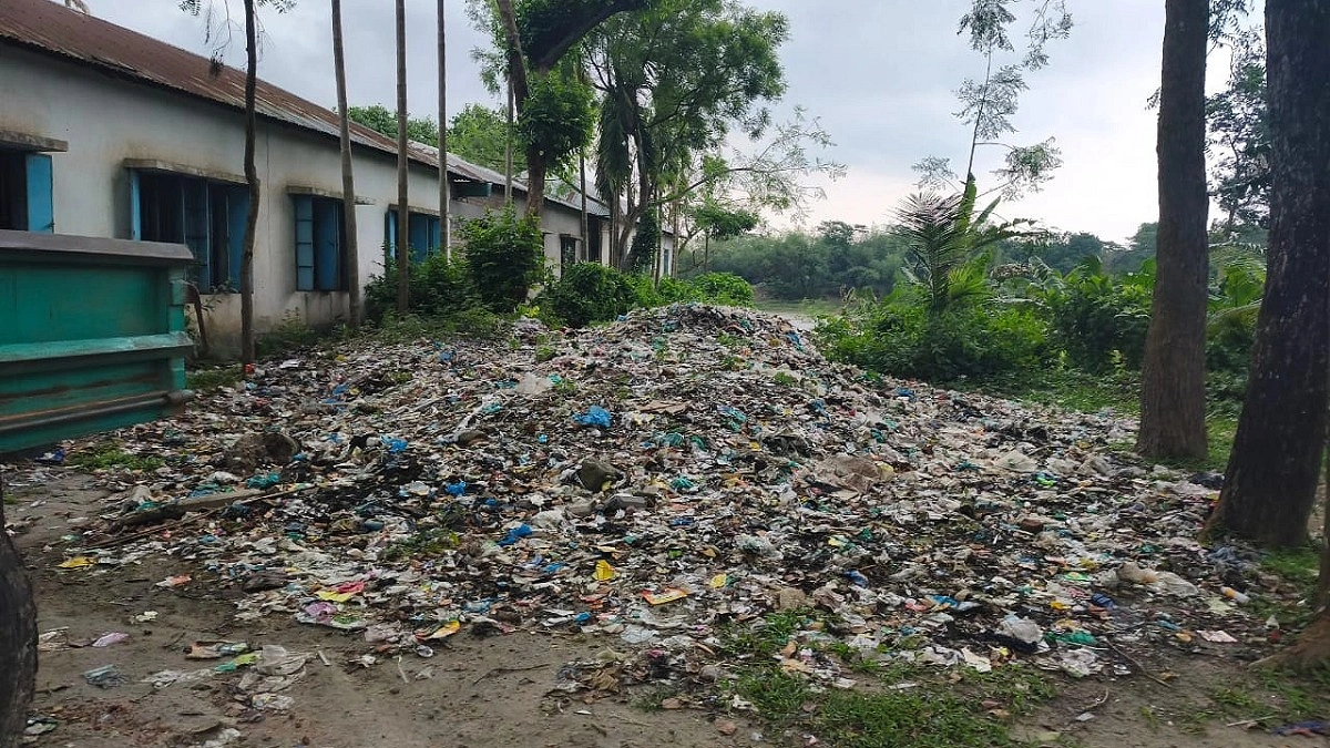 স্কুলের জানালার পাশে ময়লার ভাগাড়, দুর্গন্ধে অতিষ্ঠ শিক্ষার্থীরা
